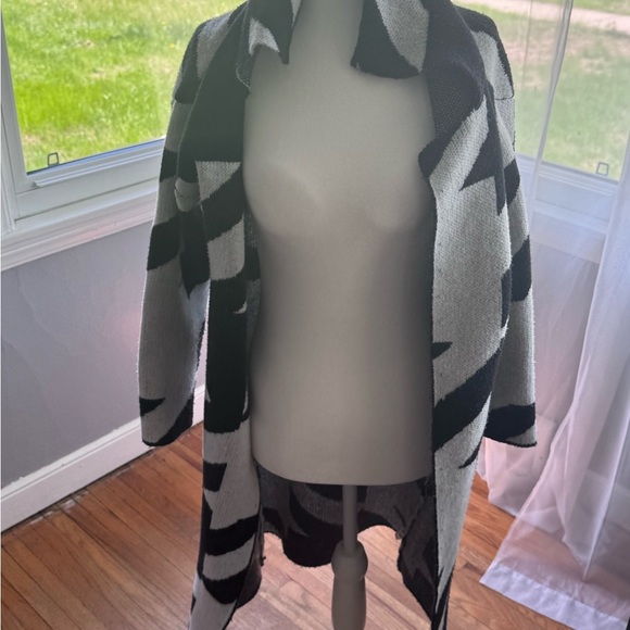 Stylish Black and White Women's Long Cardigan Sweater - Picture 6 of 6